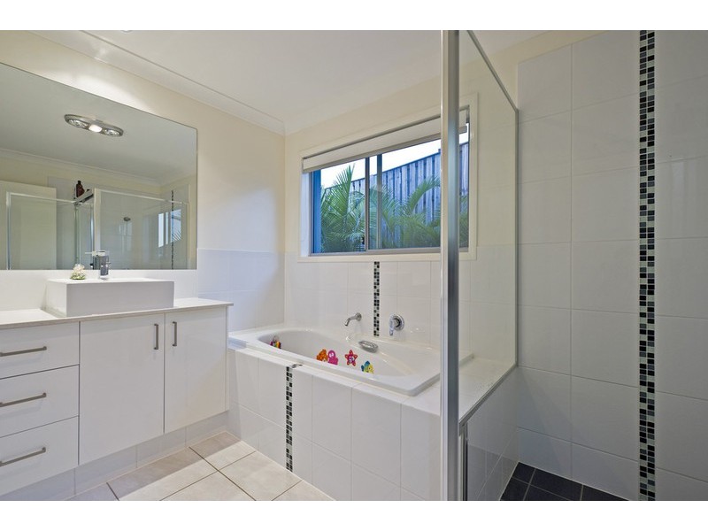 27 Laughlen Chase, Pacific Pines QLD 4211