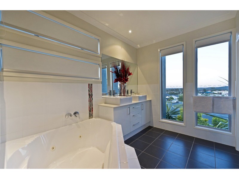 27 Laughlen Chase, Pacific Pines QLD 4211