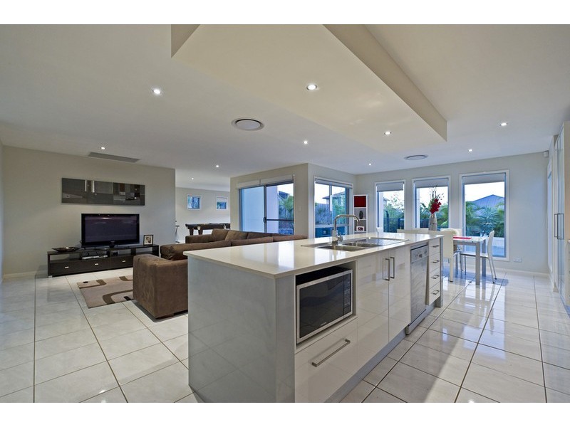 27 Laughlen Chase, Pacific Pines QLD 4211