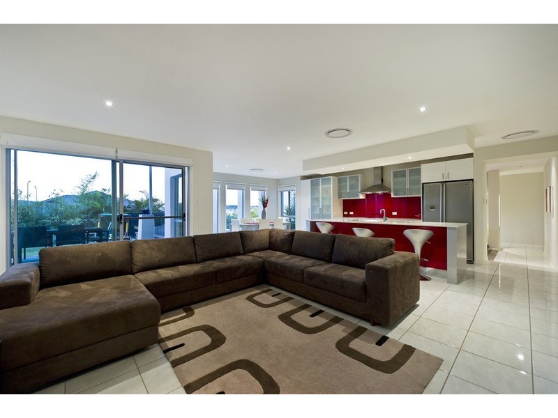 27 Laughlen Chase, Pacific Pines QLD 4211