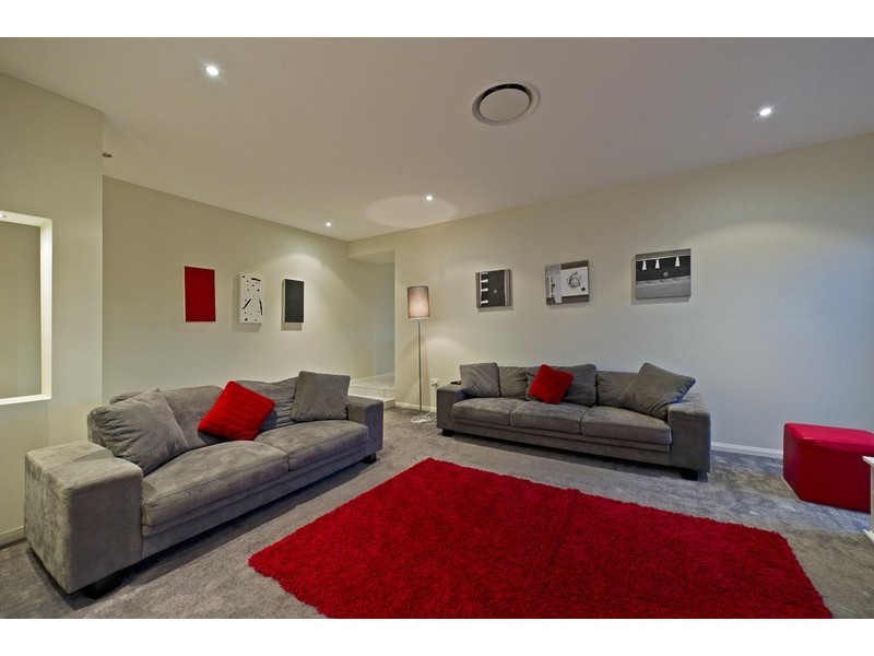 27 Laughlen Chase, Pacific Pines QLD 4211