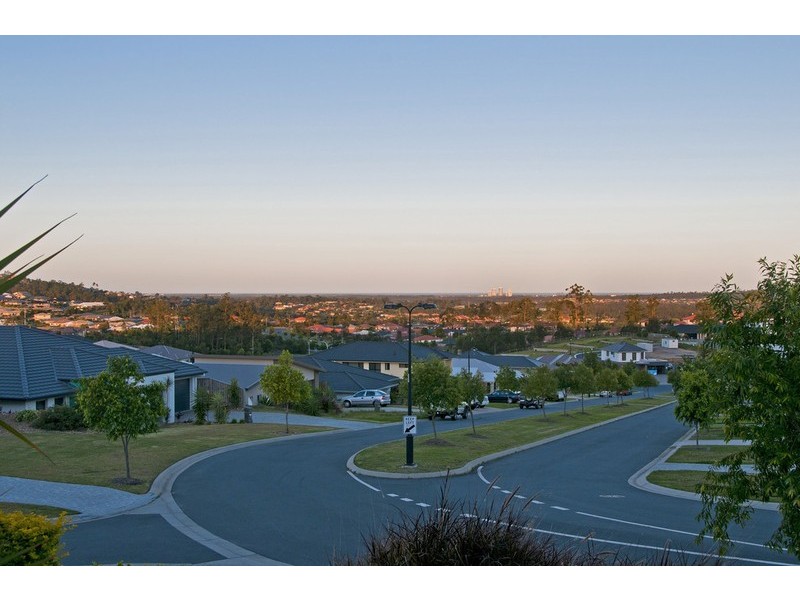27 Laughlen Chase, Pacific Pines QLD 4211