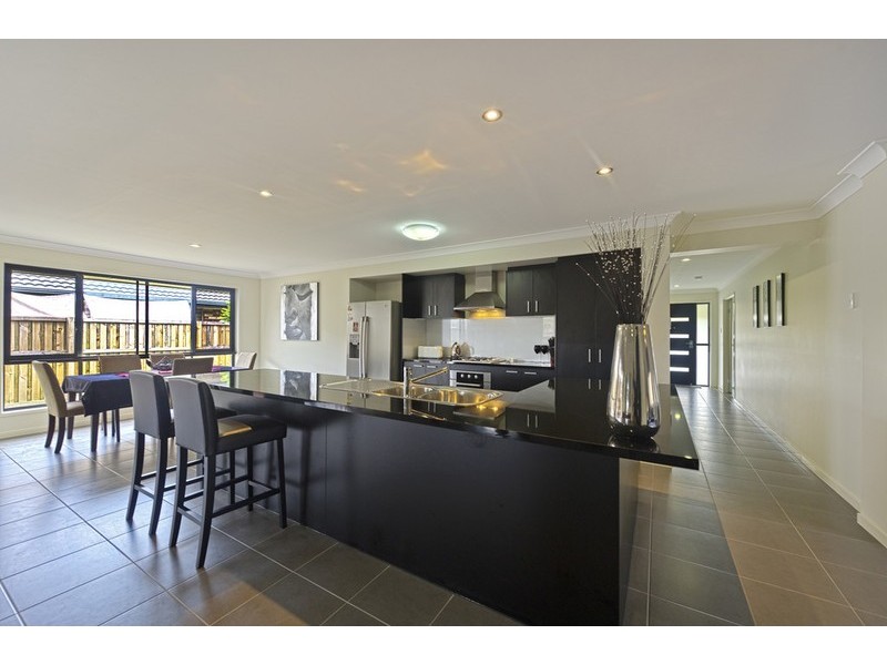 33 Hawkesbury Ave, Pacific Pines QLD 4211