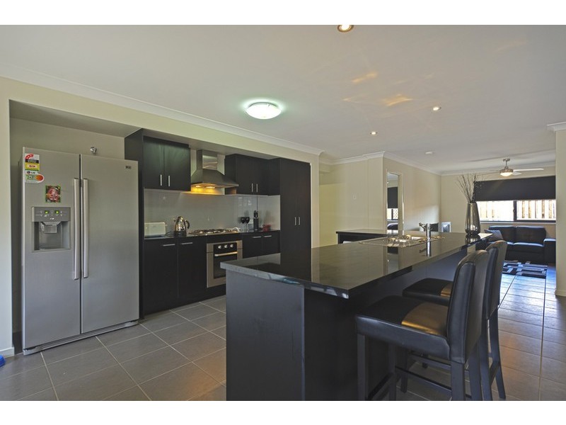 33 Hawkesbury Ave, Pacific Pines QLD 4211