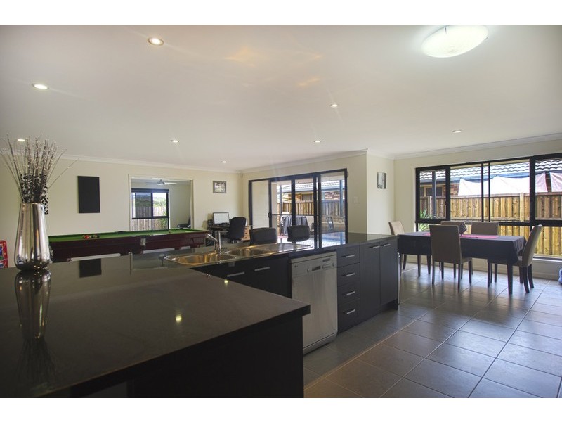 33 Hawkesbury Ave, Pacific Pines QLD 4211