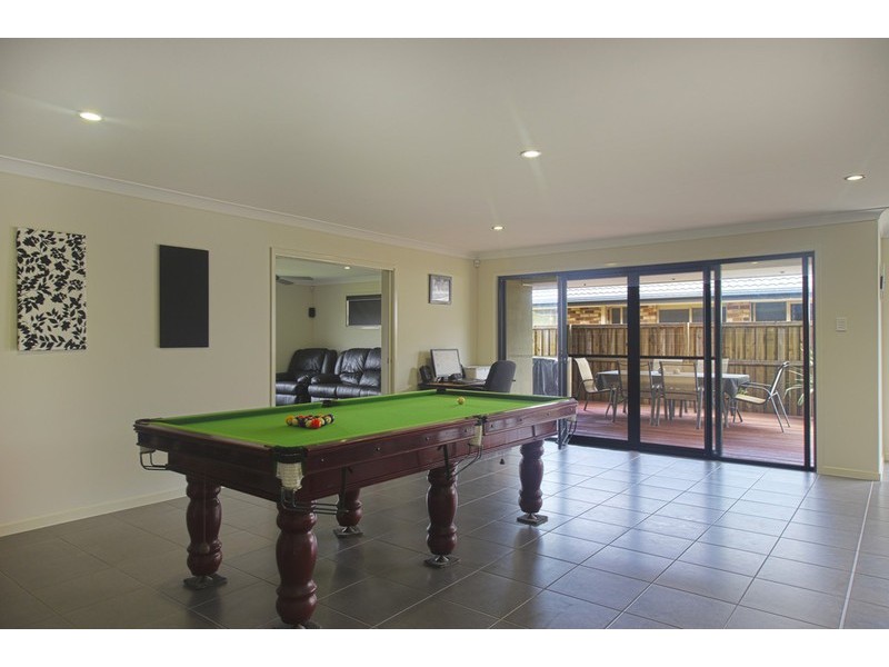 33 Hawkesbury Ave, Pacific Pines QLD 4211