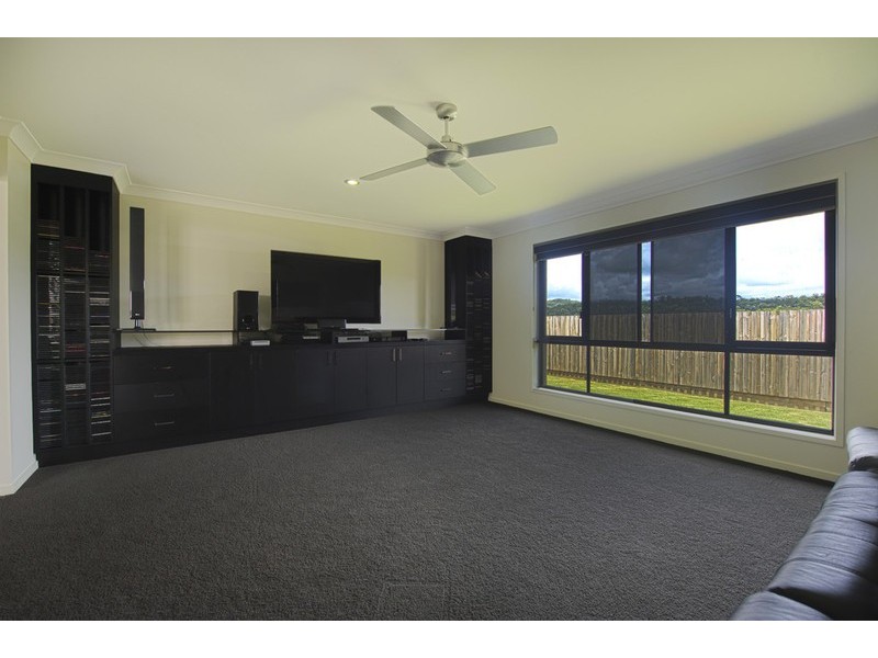 33 Hawkesbury Ave, Pacific Pines QLD 4211