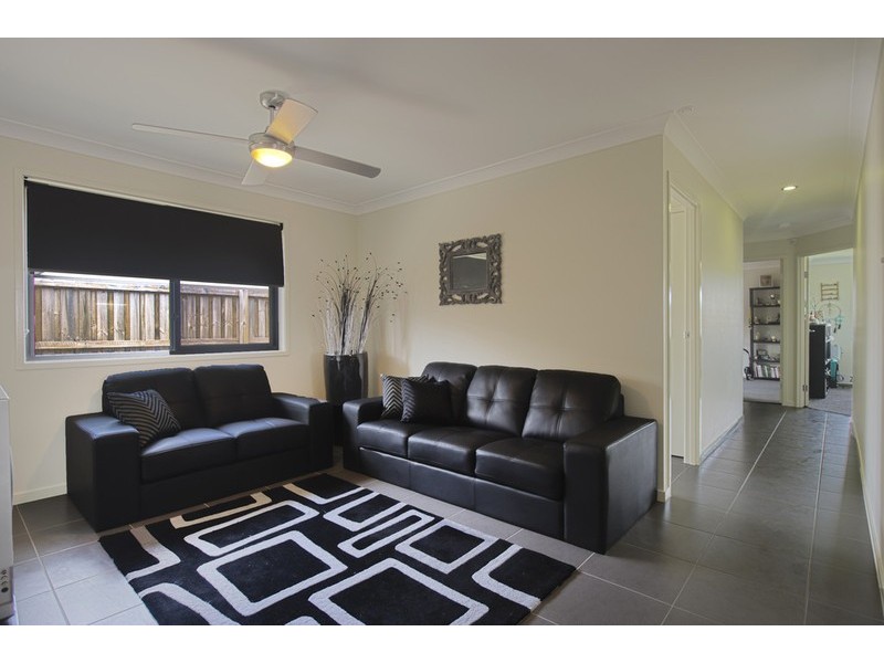 33 Hawkesbury Ave, Pacific Pines QLD 4211