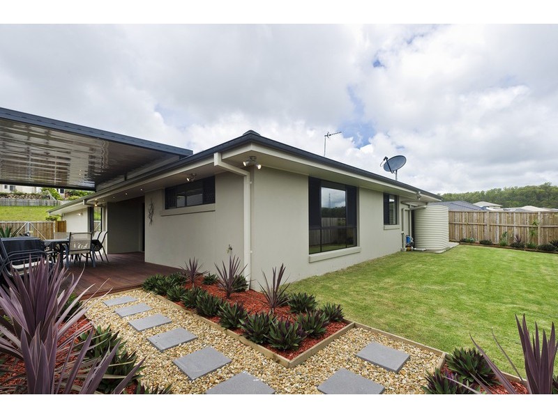 33 Hawkesbury Ave, Pacific Pines QLD 4211