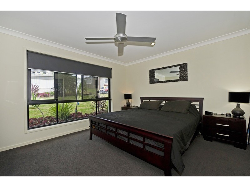 33 Hawkesbury Ave, Pacific Pines QLD 4211