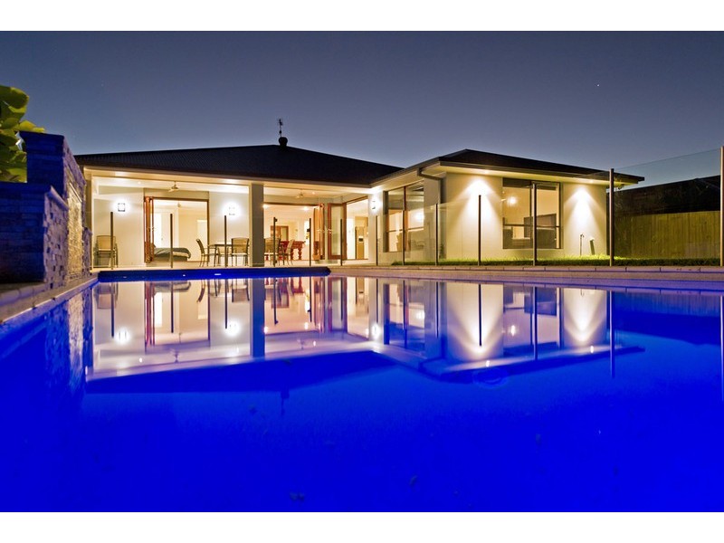 8 Wunburra Circle, Pacific Pines QLD 4211