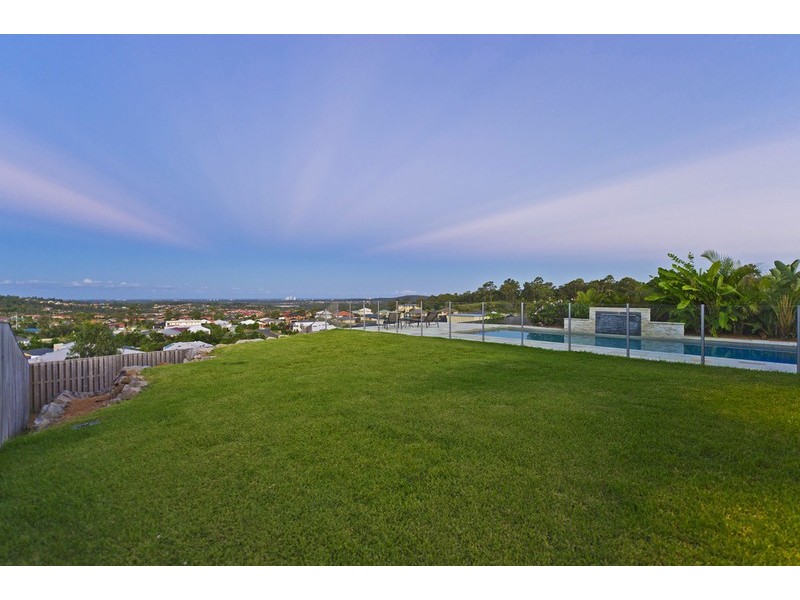 8 Wunburra Circle, Pacific Pines QLD 4211