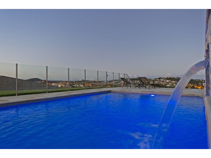 8 Wunburra Circle, Pacific Pines QLD 4211