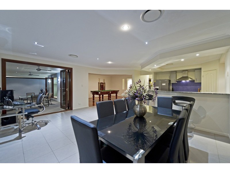 8 Wunburra Circle, Pacific Pines QLD 4211