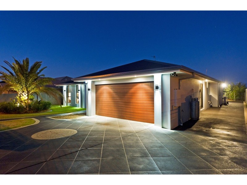 8 Wunburra Circle, Pacific Pines QLD 4211