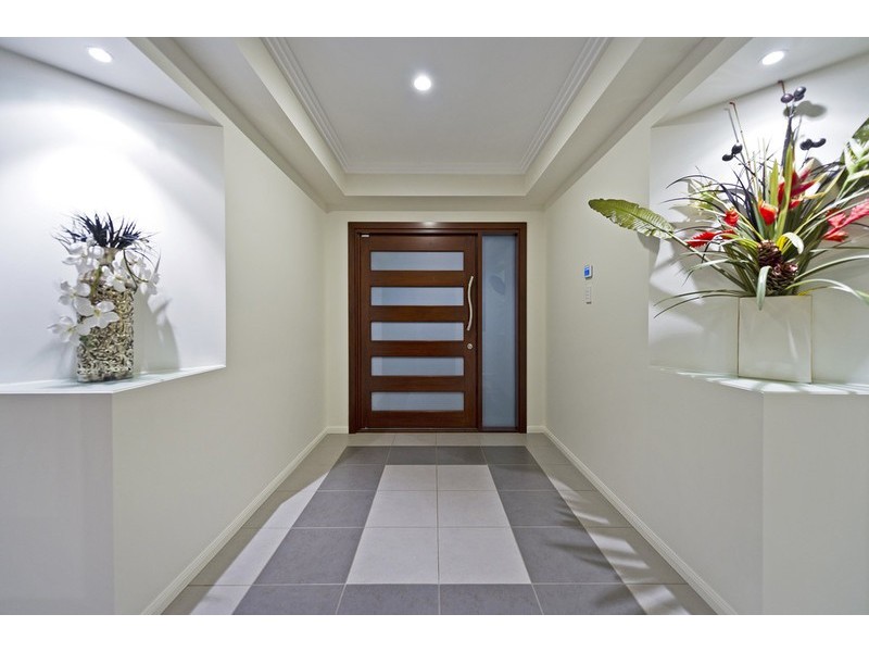 8 Wunburra Circle, Pacific Pines QLD 4211