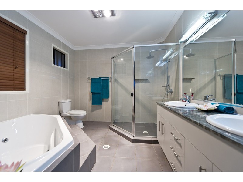 8 Wunburra Circle, Pacific Pines QLD 4211