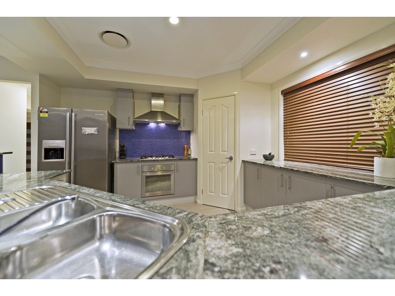 8 Wunburra Circle, Pacific Pines QLD 4211