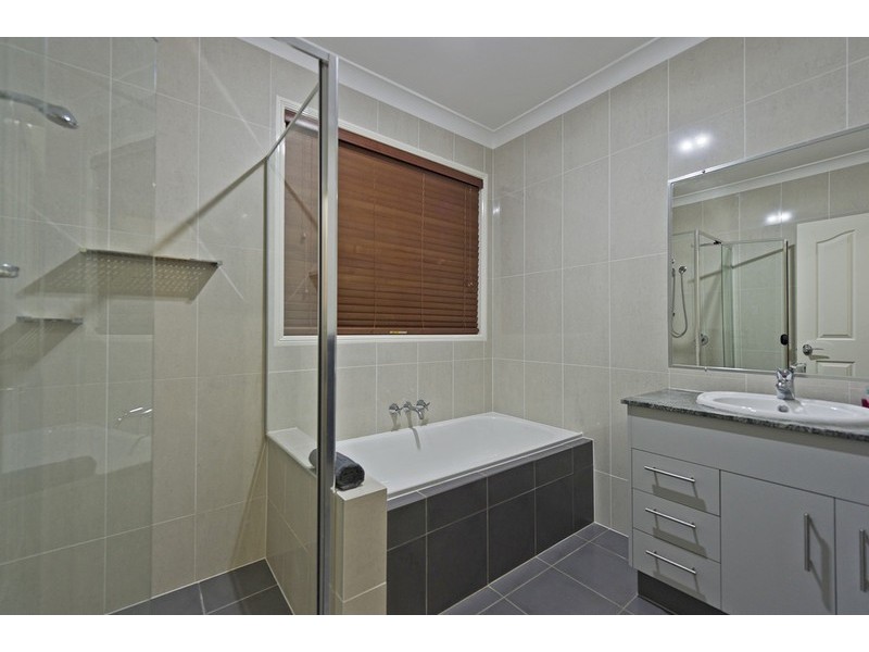 8 Wunburra Circle, Pacific Pines QLD 4211