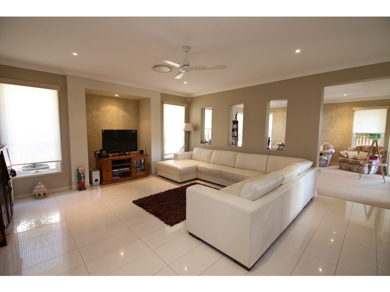 51 Laughlen Chase, Pacific Pines QLD 4211