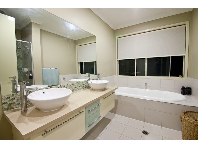 51 Laughlen Chase, Pacific Pines QLD 4211