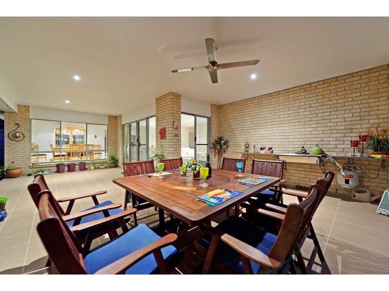 7 Lawley Crescent, Pacific Pines QLD 4211