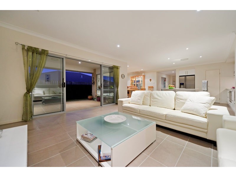 7 Lawley Crescent, Pacific Pines QLD 4211