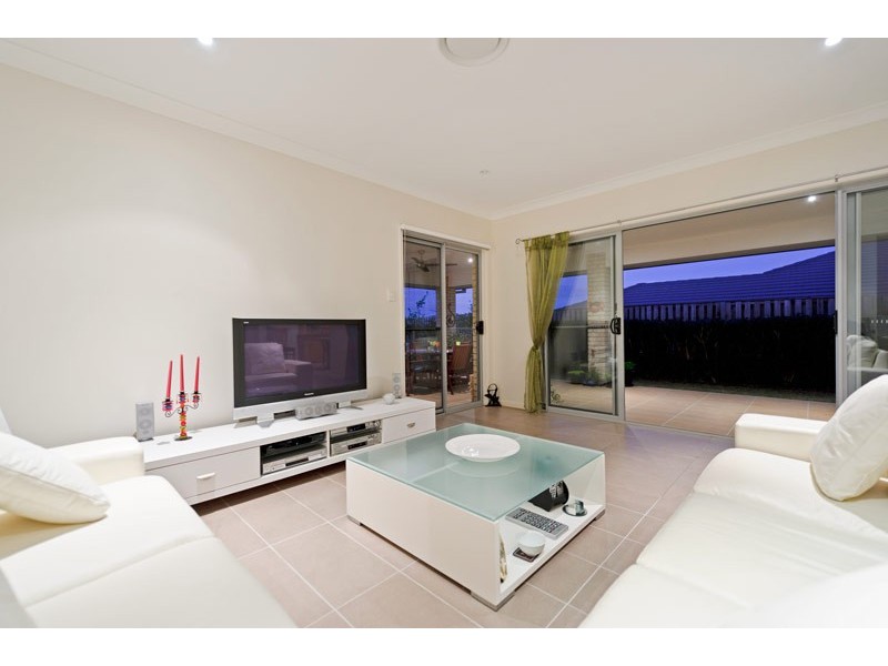 7 Lawley Crescent, Pacific Pines QLD 4211