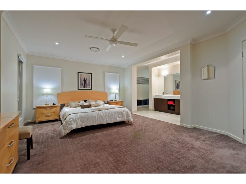 7 Lawley Crescent, Pacific Pines QLD 4211