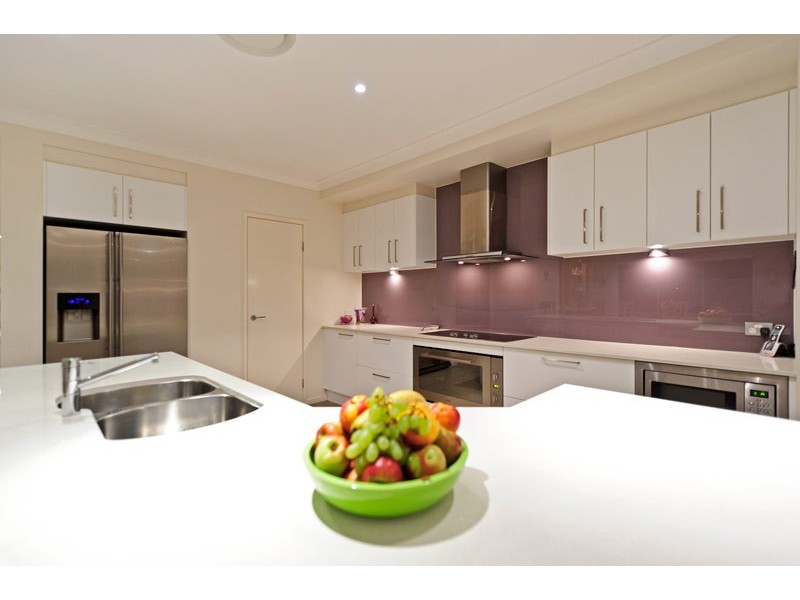 7 Lawley Crescent, Pacific Pines QLD 4211