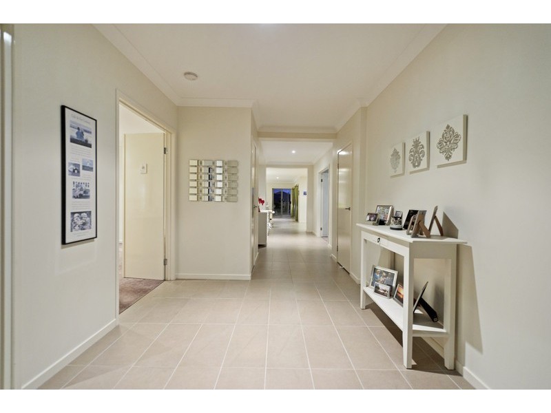 7 Lawley Crescent, Pacific Pines QLD 4211