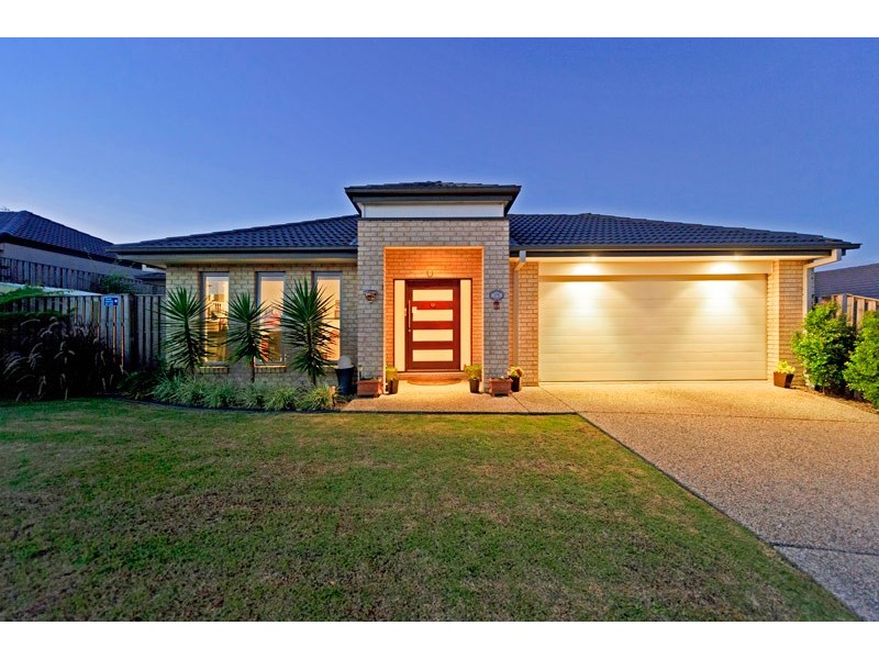 7 Lawley Crescent, Pacific Pines QLD 4211