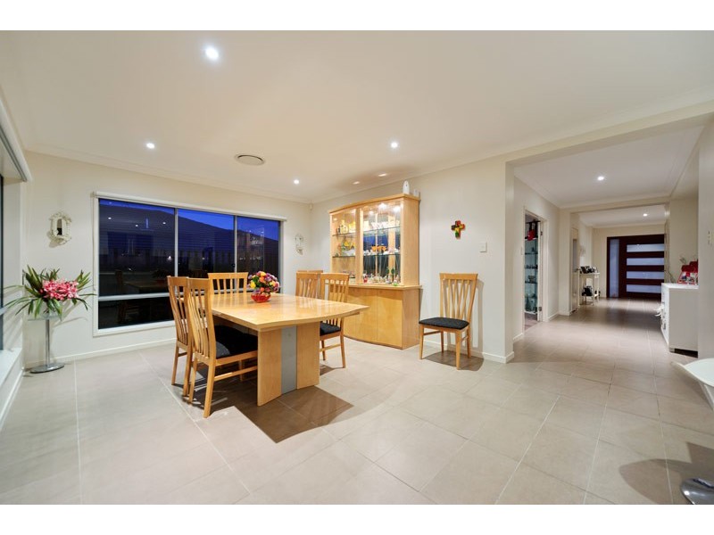 7 Lawley Crescent, Pacific Pines QLD 4211