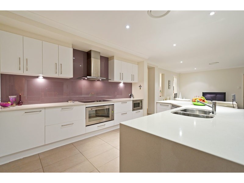 7 Lawley Crescent, Pacific Pines QLD 4211