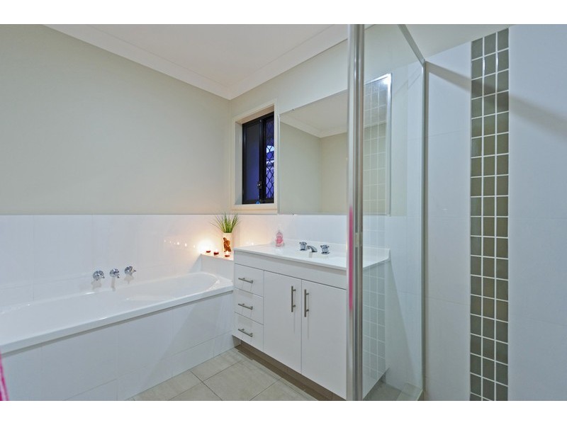 52 Wunburra Circle, Pacific Pines QLD 4211