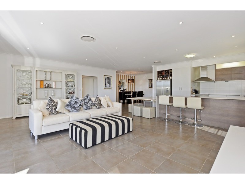 10 Codrington Circuit, Pacific Pines QLD 4211