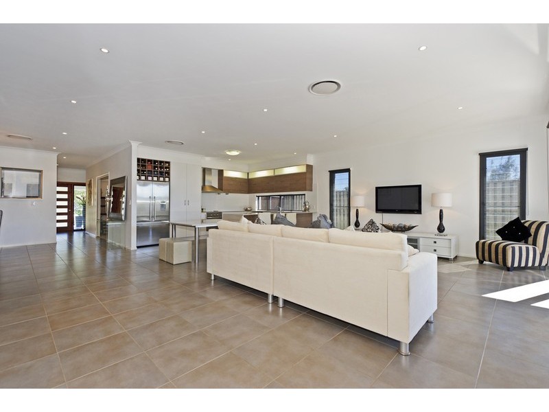 10 Codrington Circuit, Pacific Pines QLD 4211