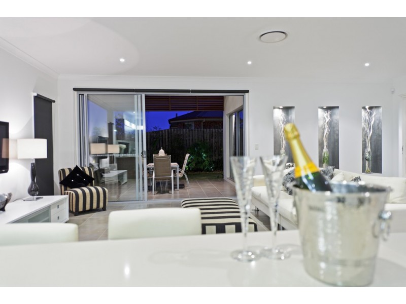 10 Codrington Circuit, Pacific Pines QLD 4211