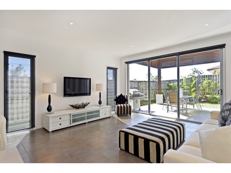 10 Codrington Circuit, Pacific Pines QLD 4211