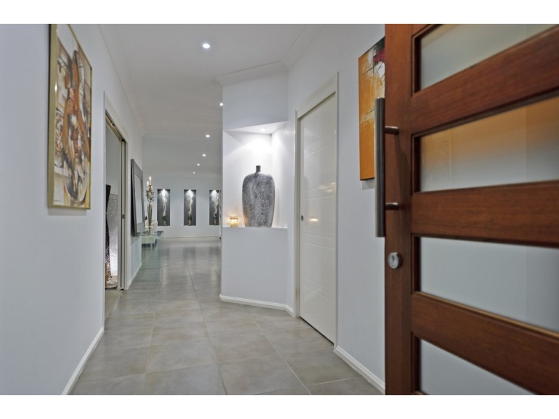 10 Codrington Circuit, Pacific Pines QLD 4211