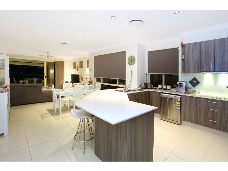 10 Chip In Place, Helensvale QLD 4212