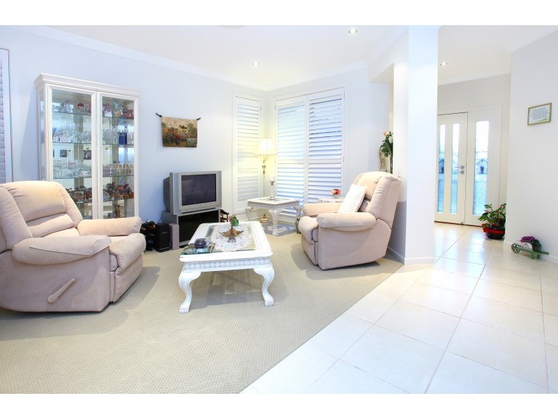 10 Chip In Place, Helensvale QLD 4212