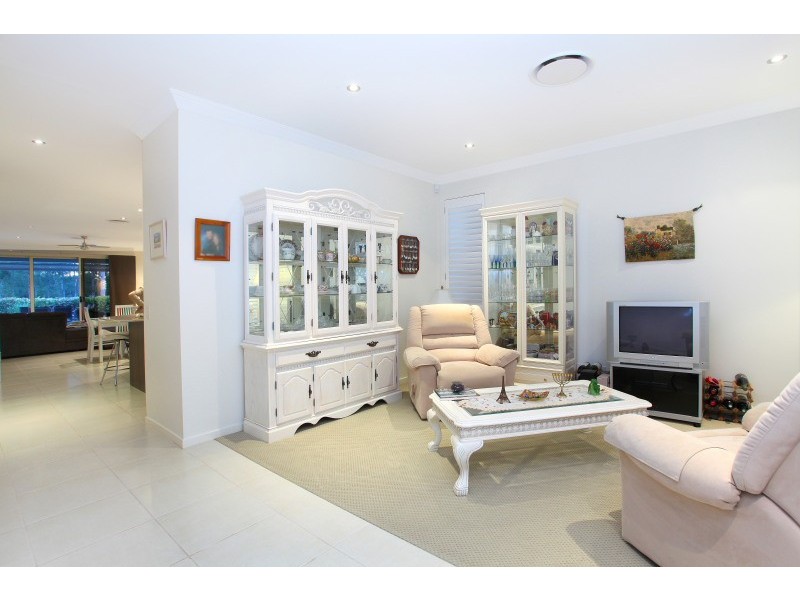 10 Chip In Place, Helensvale QLD 4212