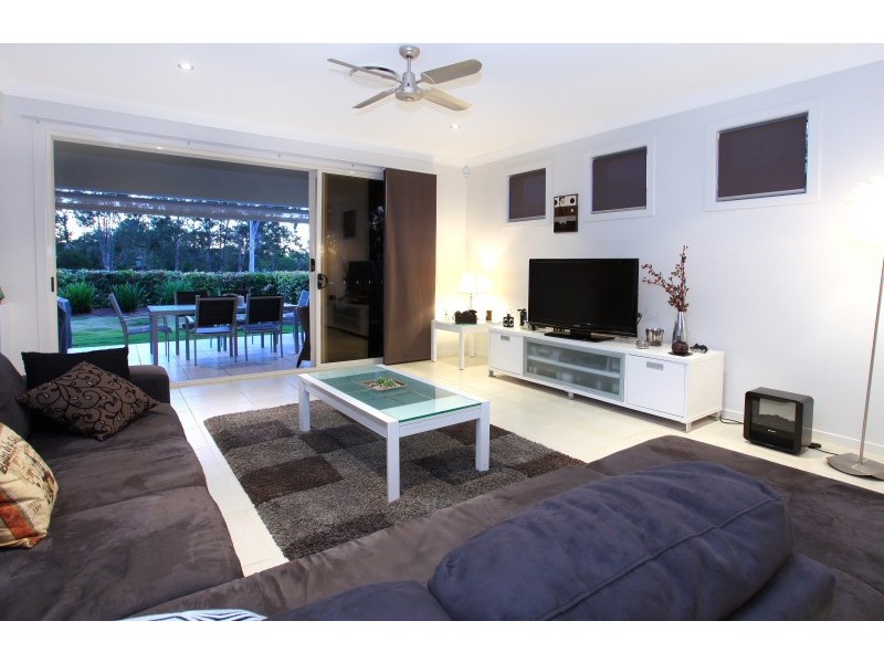 10 Chip In Place, Helensvale QLD 4212