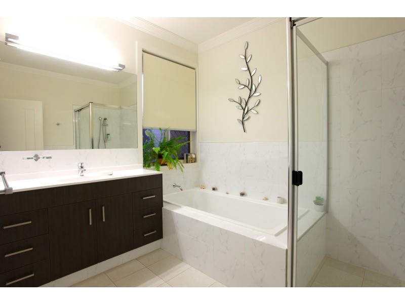 10 Chip In Place, Helensvale QLD 4212