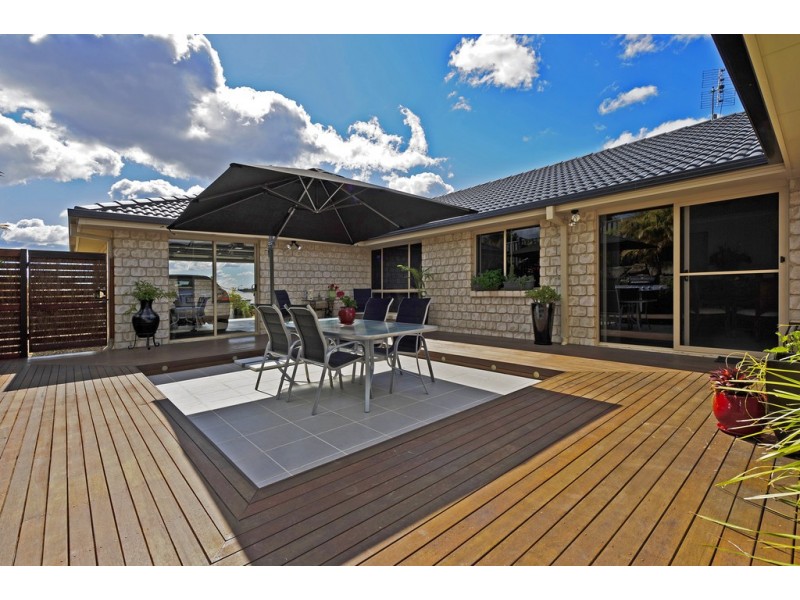 12 Laughlen Chase, Pacific Pines QLD 4211