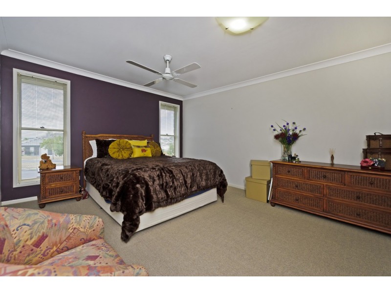 12 Laughlen Chase, Pacific Pines QLD 4211