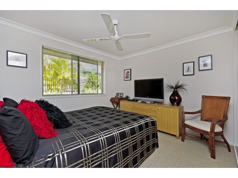 12 Laughlen Chase, Pacific Pines QLD 4211