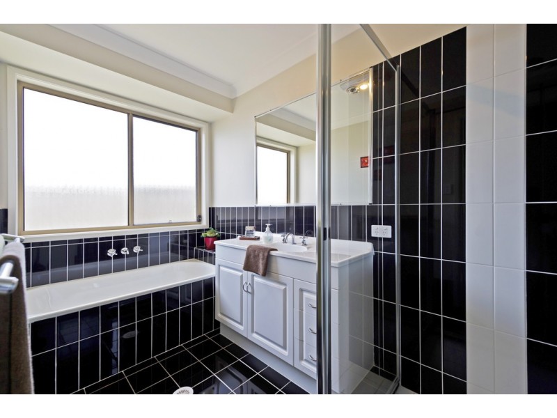 12 Laughlen Chase, Pacific Pines QLD 4211