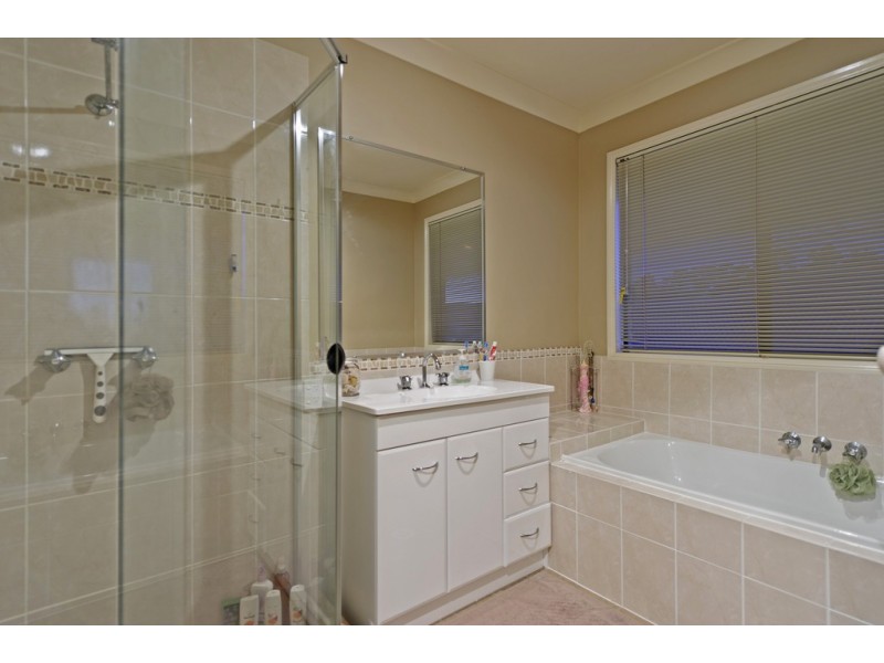 20 Wunburra Circle, Pacific Pines QLD 4211